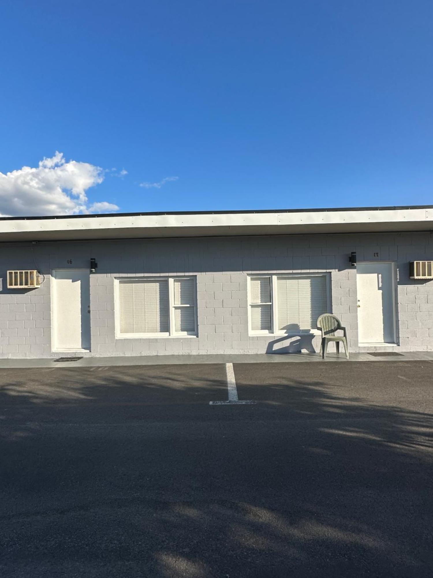 Apple Tree Inn Пентиктон Экстерьер фото