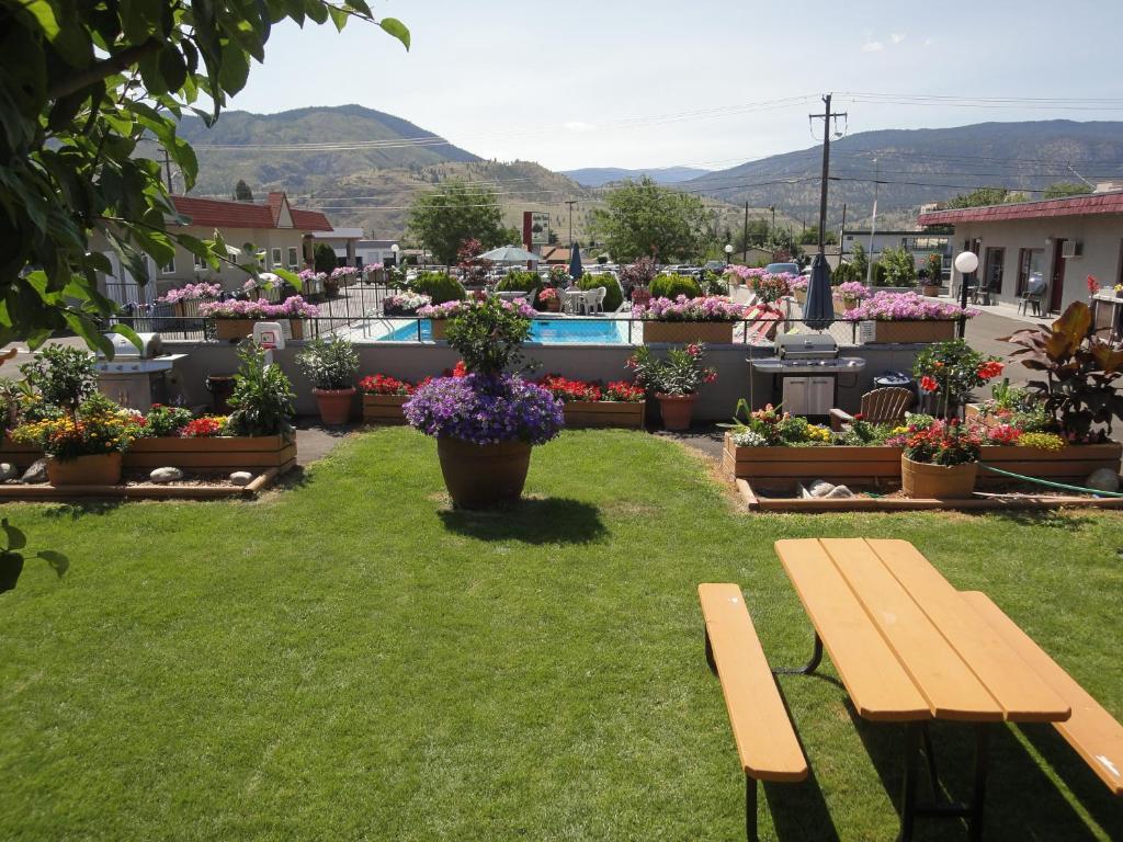 Apple Tree Inn Пентиктон Экстерьер фото
