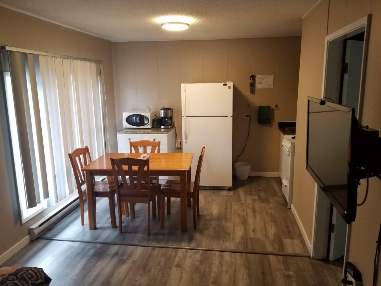 Apple Tree Inn Пентиктон Экстерьер фото