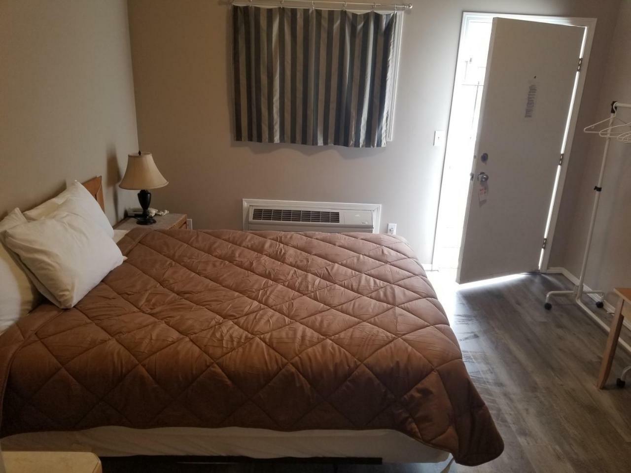 Apple Tree Inn Пентиктон Экстерьер фото